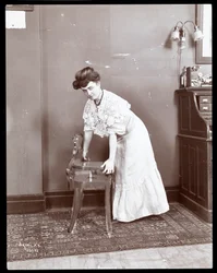 Een vrouw demonstreert een speciale stoel bij de Aeolian Co., New York, 1906 of 1907